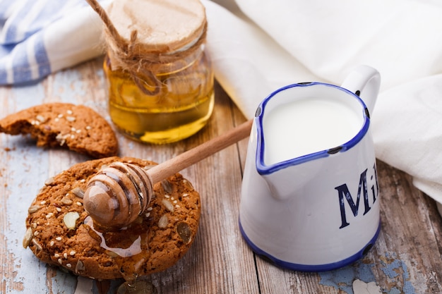 Galletas de avena con miel y leche.