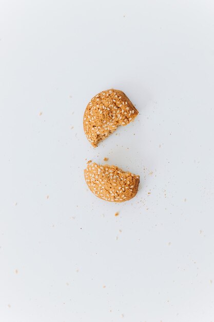 Galletas de avena y migas aislado sobre fondo blanco.