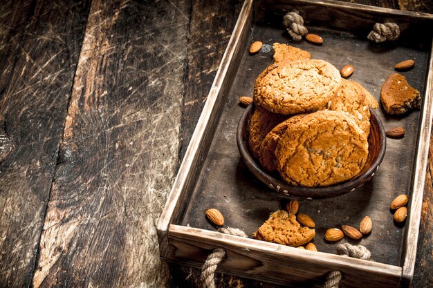 Galletas de avena con nueces. Sobre un fondo de madera.