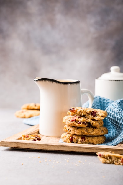 Foto galletas de avena con pasas y arándanos.