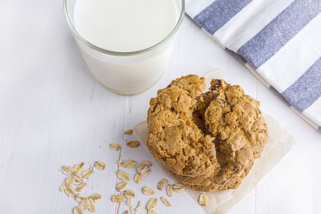 galletas de avena con pasas y chocolate. vaso de leche