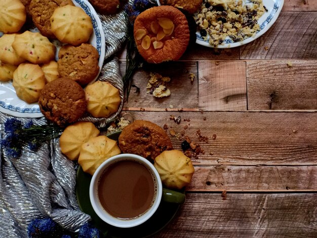 Galletas de avena con pasas galletas de frutas con una taza de café caliente sobre fondo de madera