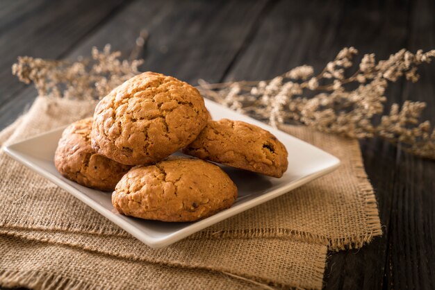 galletas de avena con pasas en la madera