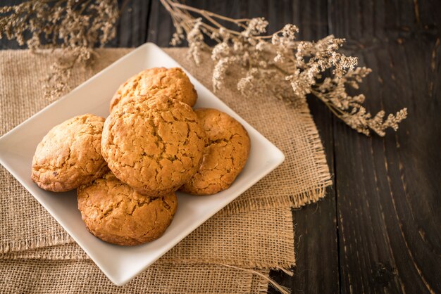 galletas de avena con pasas en la madera