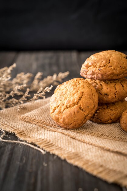 galletas de avena con pasas en la madera