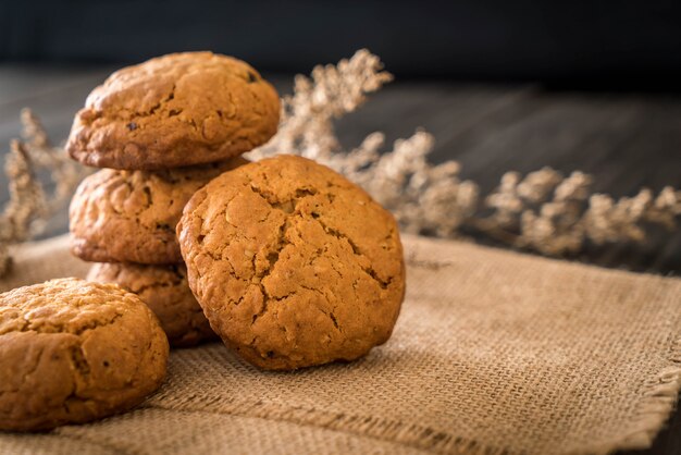 galletas de avena con pasas en la madera