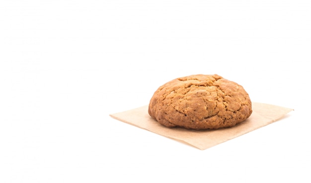 galletas de avena con pasas de uva en blanco