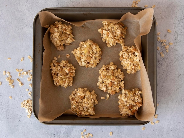 Galletas de avena y plátano antes de hornear en una bandeja para hornear