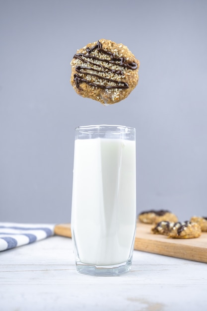 Galletas de avena y plátano saludables con chocolate y vaso de leche