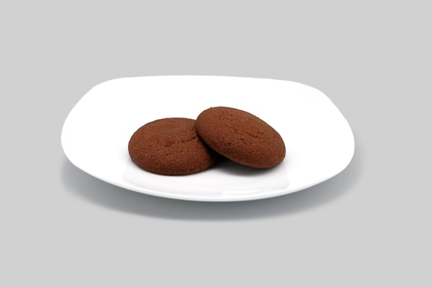 Galletas de avena en un plato blanco Primer plano aislado sobre un fondo gris