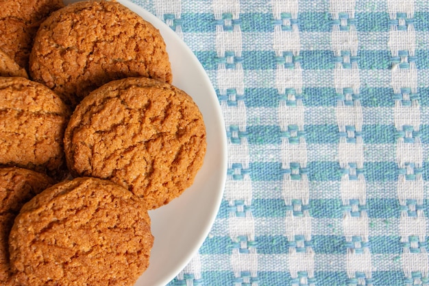 Galletas de avena en un plato blanco el sabor de la servilleta a cuadros azul infantil