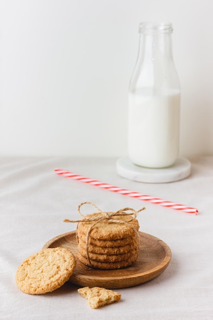 Galletas de avena en un plato de madera