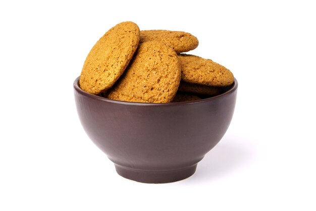 Galletas de avena en plato marrón aislado en blanco. de cerca