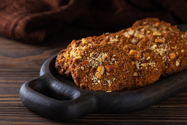 Galletas de avena con quinoa y zanahoria en bandeja de madera Azúcar sin gluten y sin lactosa y vegano