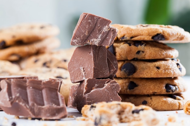 Galletas de avena rotas y trozos grandes de chocolate dulce juntos