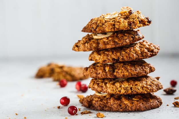 Galletas de avena saludables con arándanos y nueces, espacio de copia, concepto de comida vegana saludable,