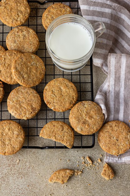 Galletas de avena saludables con cereales, semillas y nueces con una taza de leche