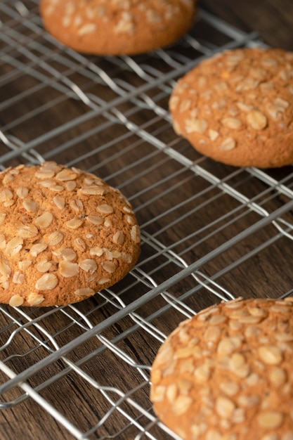 Galletas de avena con semillas y cereales colocados sobre la mesa de madera.