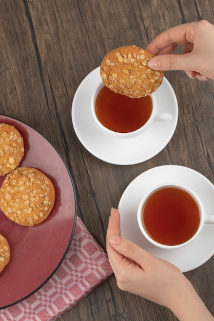 Galletas de avena con semillas y cereales colocados sobre la mesa de madera