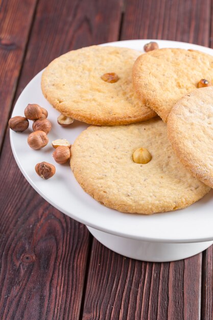 Galletas de avena servidas en la mesa de madera oscura de cerca