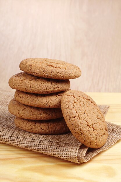 Galletas de avena en una servilleta de tela rugosa