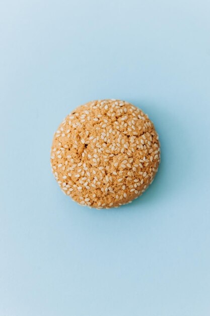 Galletas de avena sobre un fondo azul.