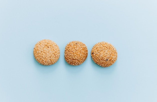 Galletas de avena sobre un fondo azul.