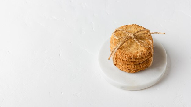 Galletas de avena sobre un fondo blanco.