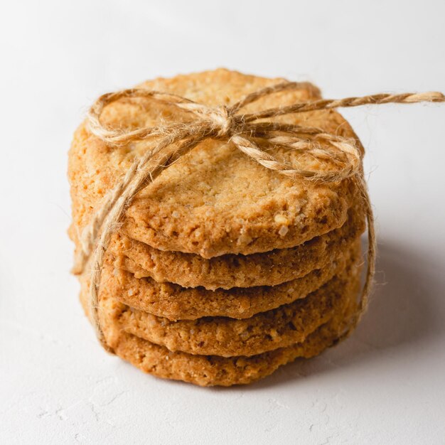 Galletas de avena sobre un fondo blanco.