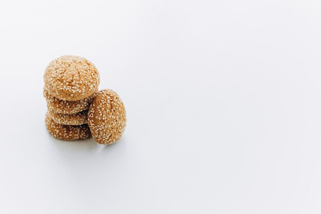 Galletas de avena sobre un fondo blanco.