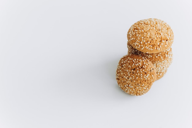 Galletas de avena sobre un fondo blanco.