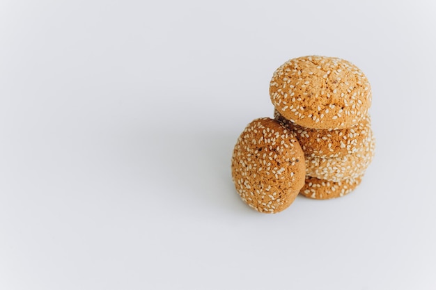 Galletas de avena sobre un fondo blanco.