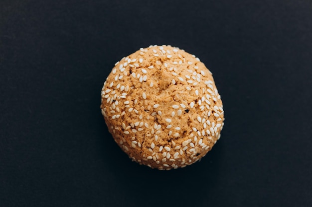 Galletas de avena sobre un fondo negro