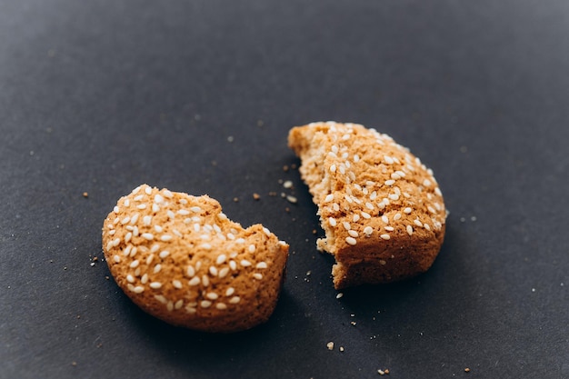 Galletas de avena sobre un fondo negro