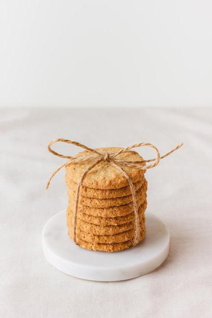 Galletas de avena en un soporte de mármol