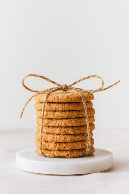 Galletas de avena en un soporte de mármol