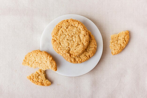 Galletas de avena en un soporte de mármol