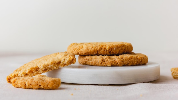 Las galletas de avena en un soporte de mármol.