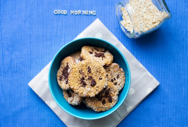 Galletas de avena en un tazón azul