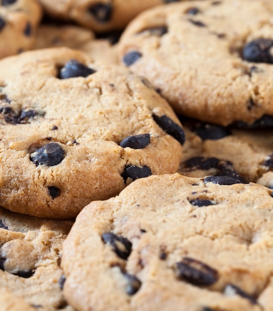 Galletas de avena y trozos grandes de chocolate dulce juntos