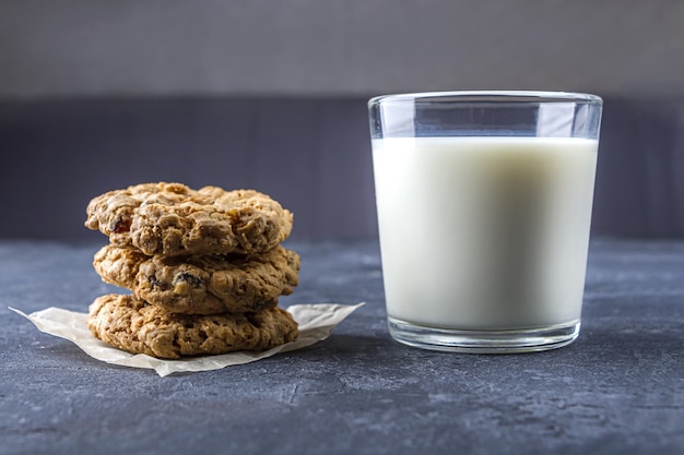 Galletas de avena con un vaso de leche