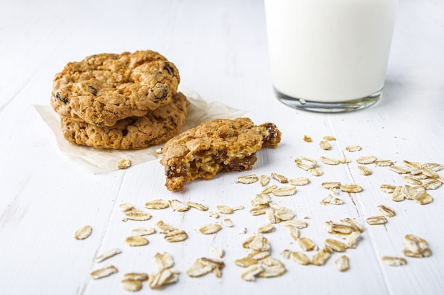 Foto galletas de avena con un vaso de leche