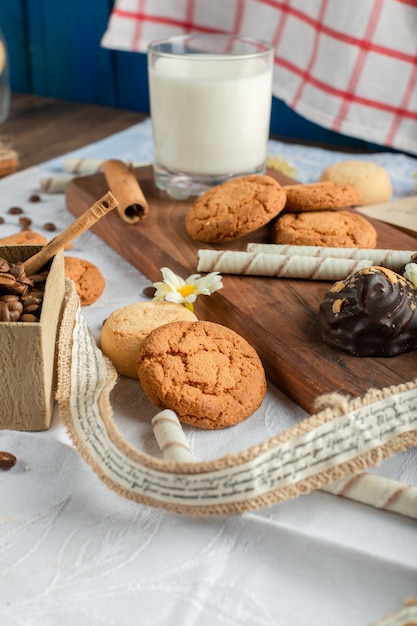 Galletas de avena con un vaso de leche.