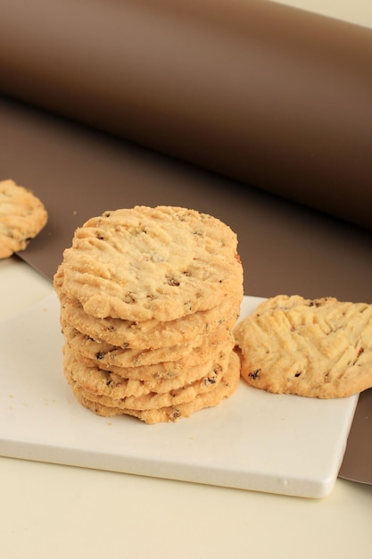 Galletas de avena veganas con dátiles y plátano Postre de desintoxicación vegano saludable Fondo marrón