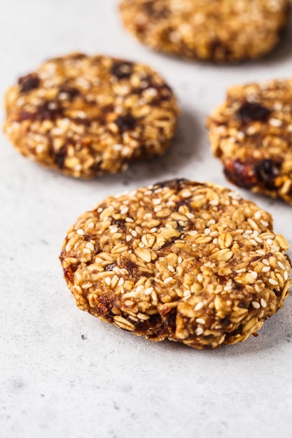 Galletas de avena veganas con sésamo. Concepto de comida vegetariana saludable.