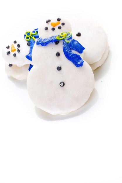 Galletas de azúcar blanco helado en forma de muñeco de nieve.