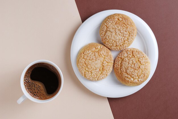 Galletas con azúcar y café