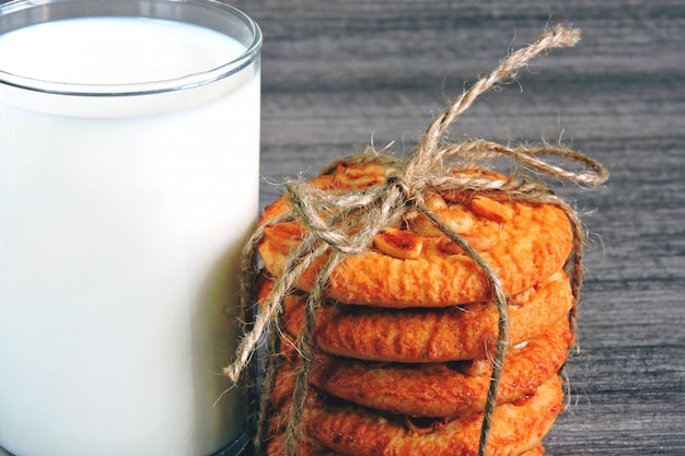 Galletas de azúcar caseras con maní y un vaso de leche fresca.