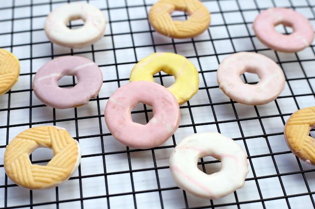 Galletas de azúcar de donut en una rejilla de enfriamiento de metal