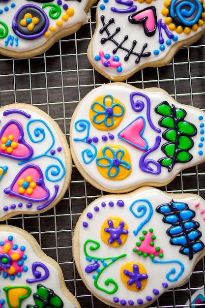 Galletas de azúcar en forma de calavera de azúcar decoradas con colorido glaseado real para la fiesta del Día de los Muertos.